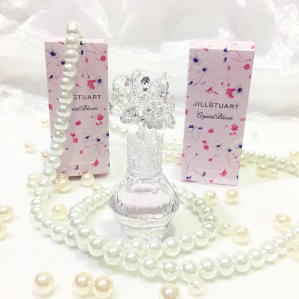 JILL STUART  Crystal Bloom EDP 4 ml  ขวดภายใต้ภาพลักษณ์ของ “คริสตัล บูเกต์” ช่วยให้ผู้หญิงสามารถเปล่งประกายได้อย่างเพชรสุดพิเศษ  ฝาปิดสวมมงกุฎช่อดอกไม้สามดอก แต่ละดอกมีห้ากลีบ และต่างมีประกายแสงออโรร่าจากคริสตัล Swarovski ฝังอยู่ตรงกลางดอก