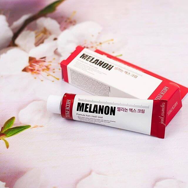 จบปัญหาฝ้า กระ Medi-Peel Melanon x Cream 30 ml. เวชสำอางค์จากเกาหลี ประกอบไปด้วยส่วนผสมของ Tranexamic Acid ( ทราเนซามิค เอซิด) ช่วยเพิ่มความกระจ่างใสให้ผิวอย่างมีประสิทธิภาพ โดยเฉพาะฝ้า รอยดำ หรือความหมองคล้ำที่เกิดจากแสงแดด   ขั้นตอนการทำงาน 1.ควบคุมเม็ดสีผิวให้อยู่ในระดับสมดุล ไม่มากเกินไป 2.ควบคุมเซลล์ผิวที่อักเสบไม่ให้แพร่กระจายและผลิตเม็ดสีเพิ่ม ให้ผิวดูสว่างใสขึ้น จุดด่างดำดูจางลง และผิวแลดูสุขภาพดี