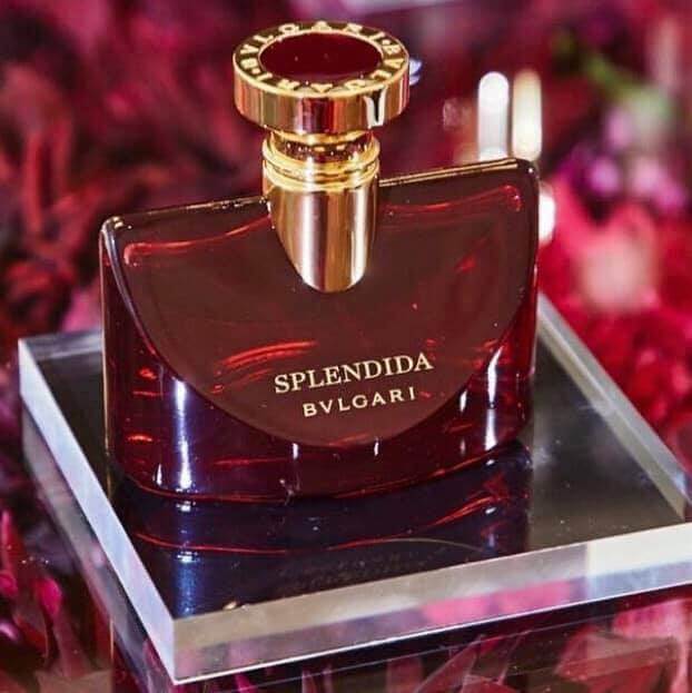 BVLGARI Splendida Magnolia Sensuel EDP 5 ml ความหอมหวานของดอกไม้ที่มีเสน่ห์ กลิ่นเปิดมาด้วยความสดชื่นนิดๆ ของแมกโนเลียและจัสมิน ตบท้ายด้วยกลิ่นสไตล์อโรม่านิดๆจากกลิ่นพัชชุลลี่ มักส์ ให้อารมณ์สาวสวยหรูดูมีเสน่ห์ดึงดูด