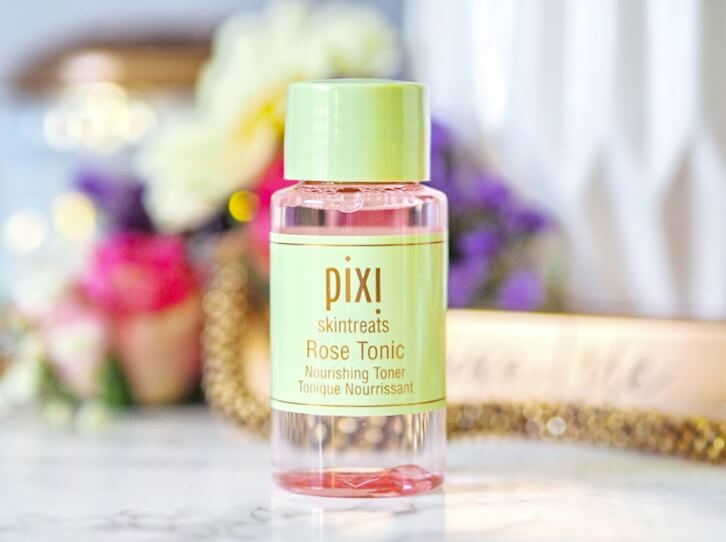 Pixi Rose Tonic 40 ml โทนเนอร์ที่ผสานคุณค่าจากน้ำกุหลาบช่วยปลอบประโลม และเพิ่มความชุ่มชื้นให้ผิว จากวัตถุดิบจากธรรมชาติ 100% ปรับสมดุลระดับ pH ในชั้นผิว ช่วยลดรอยแดงให้สีผิวสม่ำเสมอแลดูกระจ่างใสทั่วใบหน้า สูตรปราศจากแอลกอฮอล์ เหมาะสำหรับผิวทุกประเภทแม้แต่ผิวบอบบางแพ้ง่าย