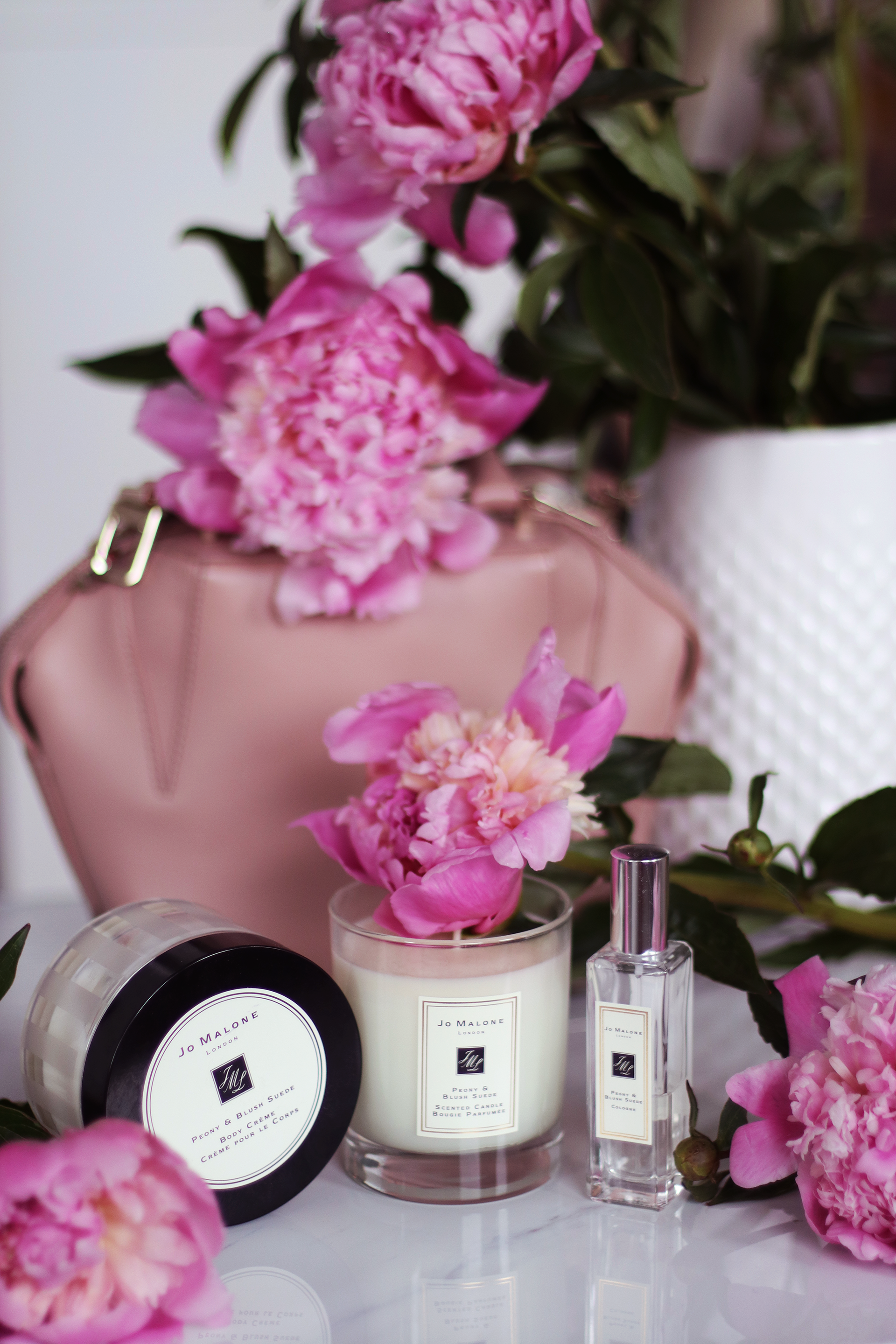 Jo Malone Peony & Blush Suede Body Creme 175ml ปรนนิบัติผิวให้ชุ่มชื้นด้วยครีมบำรุงผิวกายเข้มข้น กับกลิ่นหอมของดอกพิโอนี่ หัวใจสำคัญแห่งเสน่ห์