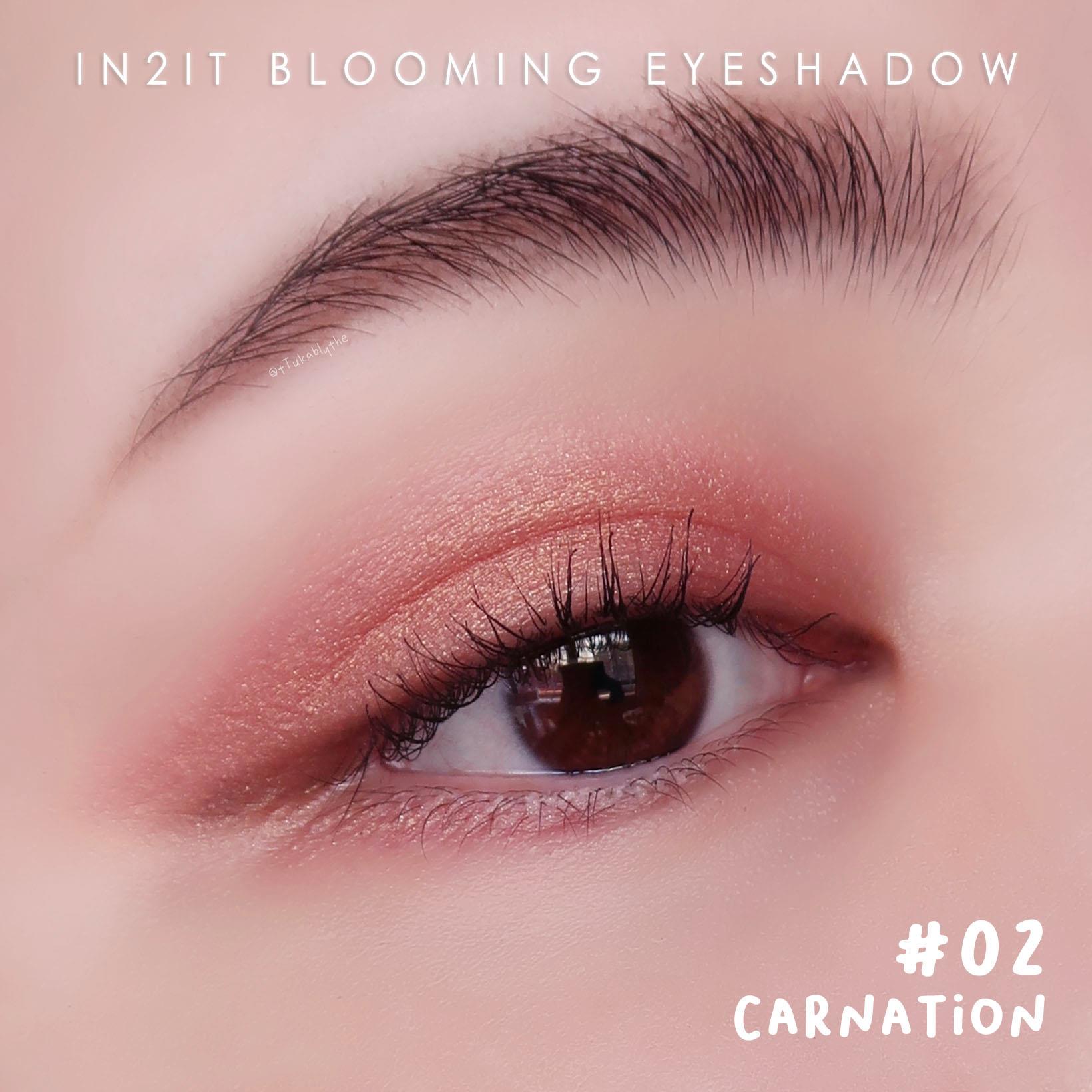 IN2IT Blooming Eye Shadow #02 Carnation อายแชโดว์เนื้อมุก เติมสีสันให้ดวงตาคู่สวย บางเบาแต่ติดทนดูธรรมชาติ พร้อมสารบำรุงจากดอกไม้