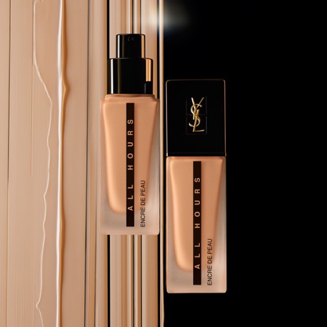 Yves Saint Laurent All Hours Foundation รองพื้นติดทนยาวนาน 24 ชม. ด้วยสูตรใหม่จึงไม่ทำให้เนื้อรองพื้นแห้ง เป็นเค้ก แตกลงร่อง หรือจางระหว่างวัน ให้ลุคแมตต์ และผิวที่เนียนเรียบอย่างไร้ที่ติ ปกปิดรอยคล้ำ รูขุมขน และผิวที่ไม่สม่ำเสมอทัน ให้ผิวเนียนเรียบ ไร้ที่ติตลอด 24 ชม.